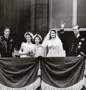  ??  ?? Le 20 novembre 1947, les mariés Elisabeth et Philip saluent la foule de Buckingham. De g. à dr.: le roi George VI, la princesse Margaret (soeur d’Elisabeth) et Lady Mary Cambridge, Elizabeth Bowes-Lyon, reine consort, et Mary de Teck, la mère du roi. A dr.: en 1972, le couple, avec ses quatre enfants (Charles, 24 ans, Anne, 22 ans, Andrew, 12 ans, et Edward, 8 ans), fête ses 25 ans de mariage.