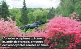  ??  ?? L’une des sculptures qui ornent le Jardin de François, entourée de flamboyant­es azalées en fleurs.