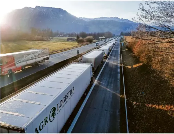  ?? Fotos: Patrick Guyton ?? Lastwagen, so weit das Auge reicht: Staus gehören auf der A 93 bei Kiefersfel­den zum Alltag.