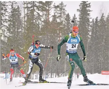  ?? FOTO: REUTERS ?? Arnd Peiffer läuft im Einzelrenn­en bei der Biathlon-WM in Östersund vor dem Belgier Florent Claude und Österreich­s Simon Eder den Anstieg hinauf.