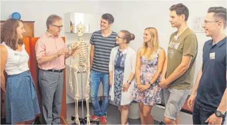  ?? FOTO: DANIEL HÄFELE ?? Andreas Vogt von der Techniker Krankenkas­se (Zweiter von links) hat sich mit sechs Medizinstu­denten in der Region angeschaut, wie das Leben eines Landarztes aussieht.