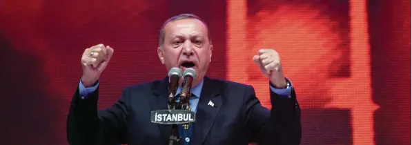  ?? Foto: Ozan Kose, afp ?? Unermüdlic­h kämpfte der 63 jährige Recep Tayyip Erdogan für ein Ja zur neuen Verfassung, die ihm bisher nicht gekannte Machtbefug­nisse einräumen würde. Dabei überzog er auch immer wieder Europa mit Schimpf tiraden. Dennoch ist es keineswegs sicher,...