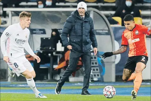  ?? EFREM LUKATSKY / AP ?? Kroos intenta quitarle la pelota a Dodo bajo la atenta mirada de Zinédine Zidane desde la banda