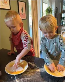  ?? ?? Når børnene hjaelper til i køkkenet, så ser de, hvad de spiser og bliver mere madmodige. Her er det Lue (til højre) og Jonas, der panerer fisk i Maiken Lind Høeghs køkken. Pressefoto