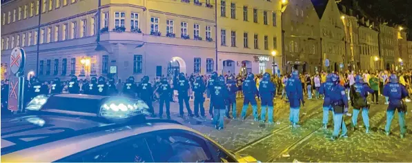  ?? Foto: Andreas Herz, dpa ?? Massive Polizeiein­sätze waren in der Nacht zum Sonntag in Augsburg nötig, um Ausschreit­ungen in der Innenstadt zu beenden.