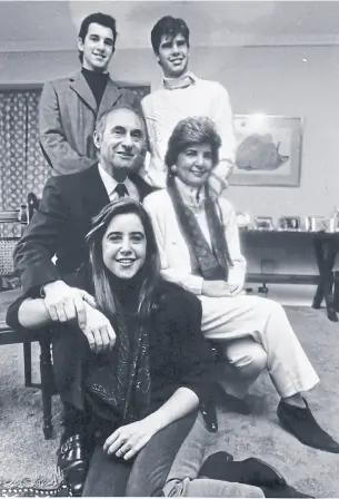  ??  ?? 1992. Fernando de la Rúa, junto a su esposa, Inés Pertiné, y sus tres hijos: Fernando, Antonio y Agustina