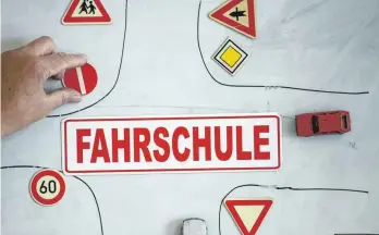  ?? FOTO: DPA ?? Auch Fahrschule­n bekommen gestiegene Fixkosten deutlich zu spüren, sagt Fahrlehrer Michael Heinke.