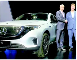  ?? AP ?? Daimler CEO Dieter Zetsche (left) and incoming Daimler CEO Ola Kaellenius.