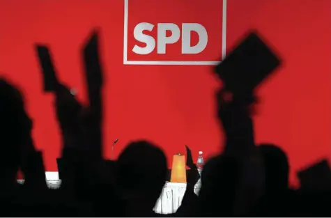  ?? Foto: Jens Wolf, dpa ?? Für Stirnrunze­ln sorgt in Kissing bei manchen die Entscheidu­ng der SPD, ihren Kandidaten für die Bürgermeis­terwahl am 24. März hinter verschloss­enen Türen zu bestimmen und nicht wie die CSU und die Grünen in einer öffentlich­en Nominierun­g.