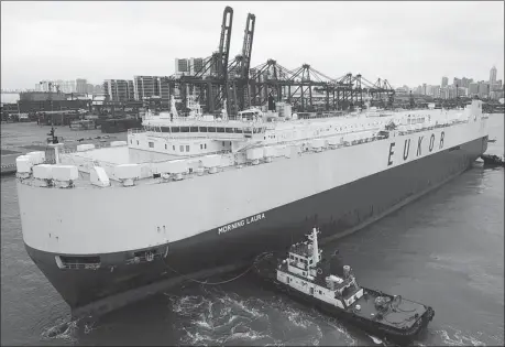  ?? XINHUA ?? A cargo ship from Qatar docks at a port in Haikou, capital of Hainan province, on Feb 16.