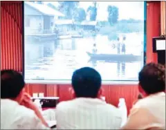  ?? HENG CHIVOAN ?? People attend the launch of a project in Phnom Penh on September 28, 2016, aimed at providing early childhood education to young children in 137 floating villages.