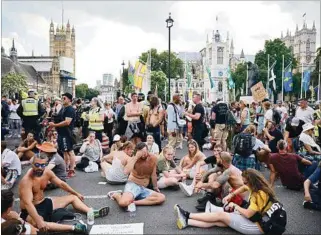  ??  ?? LONDRES.
En las primeras horas del “Día de la Libertad”, los jóvenes salieron a festejar.