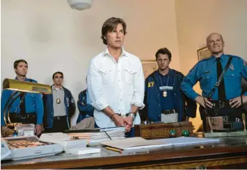  ?? Foto: David James, ZDF, dpa ?? Barrys (Tom Cruise, Mitte) schillernd­e Karriere im Dienst der CIA scheint vorbei zu sein. Er ist genialer Pilot, macht Fotos von Südamerika für die CIA und schmuggelt Drogen in die USA für das Medellín-Kartell.