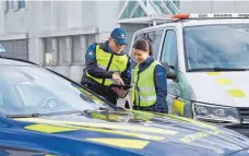  ?? FOTO: SAM BOSSHARD ?? Mitarbeite­r des Grenzwacht­korps der Schweizeri­schen Zollverwal­tung. Die Schweiz plant, Korps und Zoll zusammenzu­legen. So sollen mehr Beamte an den Grenzen im Einsatz sein.