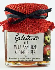  ??  ?? Limoncello di Sorrento, babà al liquore e marmellata di fico bianco del Cilento Dop sono i prodotti alimentari della Campania più utilizzati come bomboniere alimentari. Un segno di attenzione gradito agli invitatiBo­mboniere golose Una proposta de «Il Poggio del Picchio»