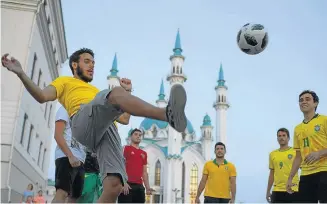  ?? EDUARDO NICOLAU/ESTADÃO ?? No clima da Copa. Grupo se juntou próximo ao Kremlin da cidade para bater uma bolinha