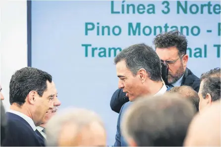  ?? ?? El presidente de la Junta, Juanma Moreno (izda.) y el del Gobierno, Pedro Sánchez, en el acto de ayer.