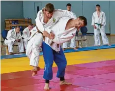  ?? Foto: Sebastian Lechner ?? Gegen die Kampfgemei­nschaft Lindau/Memmingen siegten die Wemdinger Judoka mit 5:0. Mit einem Hüftwurf erfolgreic­h war Markus Lachner.