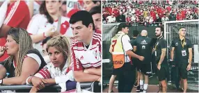  ??  ?? DOLOR. Aficionado­s de River no disfrutaro­n del duelo de vuelta. IMPACIENTE­S. En River estaban pendiente de todo.