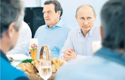  ??  ?? Auf ein Weißbier zu Wladimir: Schröder und Putin zu Besuch in einer russischen Ölförderst­ation.