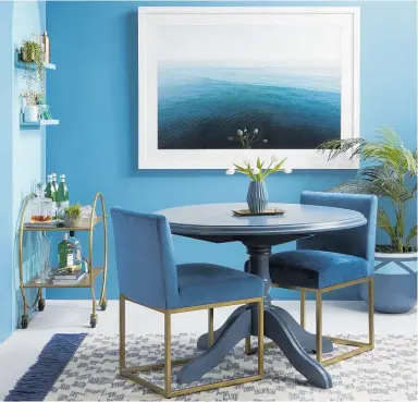  ?? ?? Left: The soothing blues reflected in this artwork, make this inviting, intimate dining area feel as though it could be underwater.