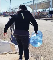  ??  ?? Ciudadanos tienen que comprar el agua para preparar los alimentos y beber