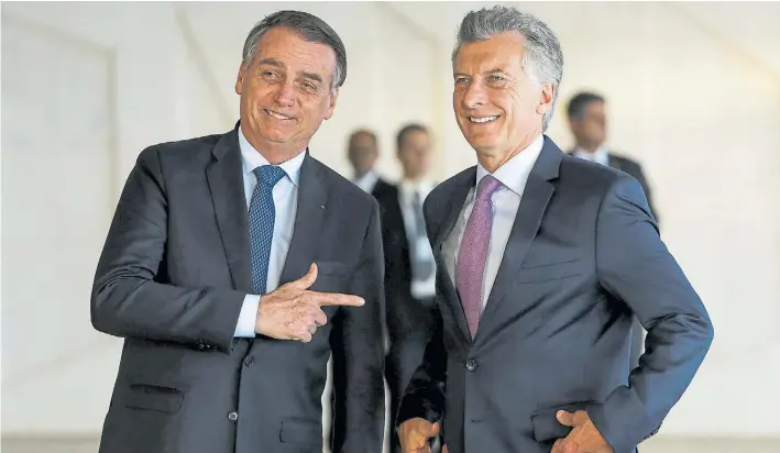 ??  ?? Apunten. El presidente Mauricio Macri y su par de Brasil Jair Bolsonaro posan ayer tras la reunión que mantuviero­n en el Palacio de Itamaraty en la que reforzaron la relación.