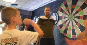  ?? FOTO ATV ?? Topspeler Dimitri Van den Bergh kijkt nauwgezet toe hoe een jonge darter het ervan afbrengt.