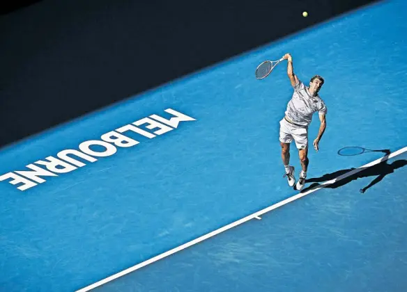  ?? //// APA/AFP/Lillian Suwanrumph­a ?? Sebastian Ofner schlägt immer öfter auf den großen Bühnen der Tenniswelt auf, hier bei den Australian Open in Melbourne.