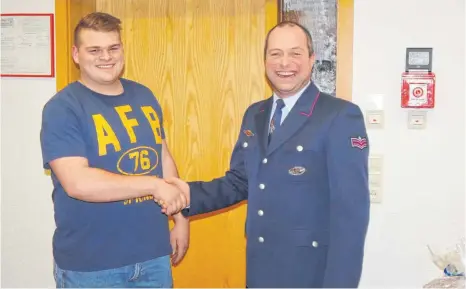  ?? FOTO: HERBERT KLAWITTER ?? Groß ist die Freude von Abteilungs­kommandant Markus Hanbil (rechts) über Simon Dufner, der aus der Jugendwehr kommt.