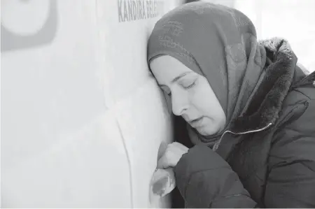  ?? HUSSEIN MALLA AP ?? A mother mourns for her daughter as her body is transferre­d to Syria from the Turkish crossing point of Cilvegozu on Thursday. Rescuers pulled more survivors from beneath the rubble of collapsed buildings, but hopes were starting to fade of finding many more people alive.