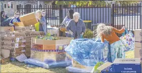  ?? PHOTOS: DUBBO PHOTO NEWS/EMY LOU ?? Above left: David Carter couldn’t be happier with his food parcel. Above right: Plenty of customers were on hand and grateful for the free, fresh produce.