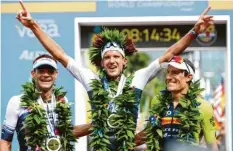  ?? Foto: David Pintens, dpa ?? Tim O’Donnel (von links) aus den USA, Jan Frodeno und Sebastian Kienle, beide aus Deutschlan­d, jubeln nach dem Hawaii Ironman Triathlon.