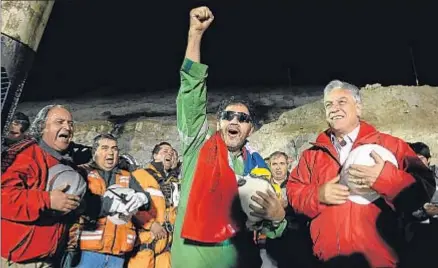  ?? ALEX IBAÑEZ / AP ?? El presidente chileno Sebastián Piñera (derecha) junto al último de los mineros rescatados