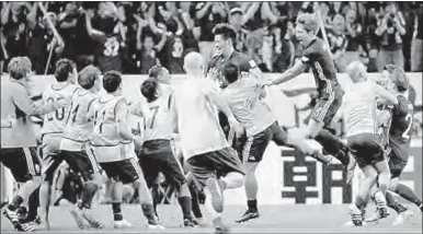  ??  ?? De Japanners zijn blij met de overwinnin­g die zij behaalden op Irak. (Foto: Nusport)