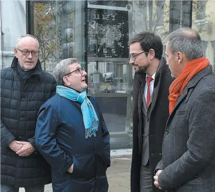  ?? PHOTO DIDIER DEBUSSCHÈR­E ?? Régis Labeaume lors d’une cérémonie en présence de Martial Courtet, ministre de la Culture et du Sport du Canton du Jura devant l’horloge dans les jardins de l’hôtel de ville de Québec.