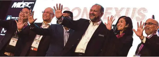  ??  ?? Gobind dan Surina (dua dari kanan) ketika menyempurn­akan pelancaran Minggu Teknologi Malaysia 2019 di Kuala Lumpur, semalam.