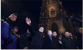  ?? (Photo AFP) ?? Gérard Collomb (au centre) devant la célèbre cathédrale de Strasbourg. La capitale alsacienne va accueillir deux millions de visiteurs d’ici la fin de l’année.