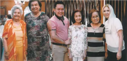  ??  ?? ONE MORE FOR POSTERITY. Angie Mathieu, Gema Luisa Pido, Kingsley Sode Medalla, Mem Lao, Pacita Sode and Alejandra Maita.