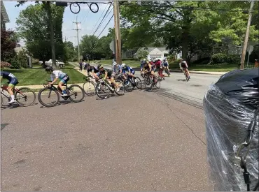  ?? EVAN BRANDT — MEDIANEWS GROUP ?? Racers in the Pottstown Criterium take some pretty tight corners, which is why padding, foreground, was added to street signs along the route.