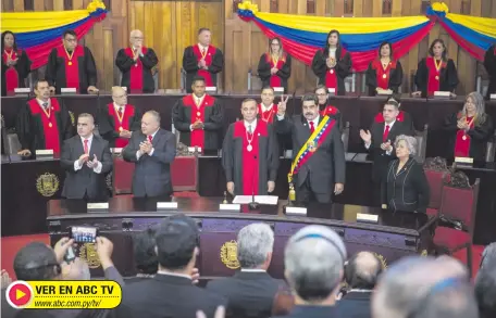  ??  ?? Imagen de archivo del Tribunal Supremo venezolano, con la jerarquía chavista, encabezada por Nicolás Maduro (saludando).