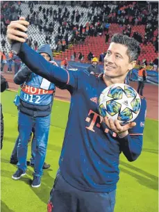  ?? FOTO: ANDREJ ISAKOVIC/AFP ?? Dafür ein Selfie mit dem Ball: Robert Lewandowsk­i nach seiner Torgala in Belgrad.