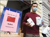  ?? GUO CHEN / XINHUA ?? Lyu Hui, who is studying in Vienna, Austria, displays a health pack provided by the Chinese embassy.