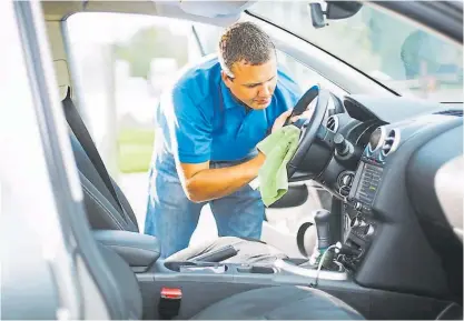  ??  ?? Limpieza. El volante es una de las piezas que mayor cantidad de gérmenes concentra. Por eso es vital pasarle un paño, sin pelusa, con desinfecta­nte. Lo mismo en la palanca de cambios, pantalla, manijas y teclas.