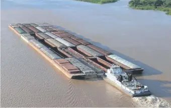  ??  ?? La hidrovía es la principal vía de salida de las exportacio­nes de Paraguay.