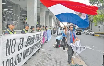  ?? ?? Gran cantidad de policías resguardar­on la oficina del MOPC durante la manifestac­ión de pasajeros.