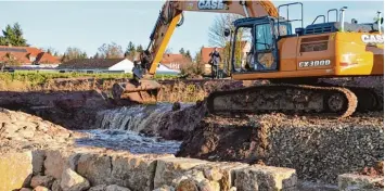  ?? Foto: Peter Tippl ?? Ein historisch­er Moment in der Wasserwirt­schaft: Nach etwa 800 Jahren fließt die Wörnitz wieder in ihr altes Bett zurück, allerdings über eine Fischaufst­iegshilfe und um den künftigen Wörnitzpar­k der Landesgart­enschau.