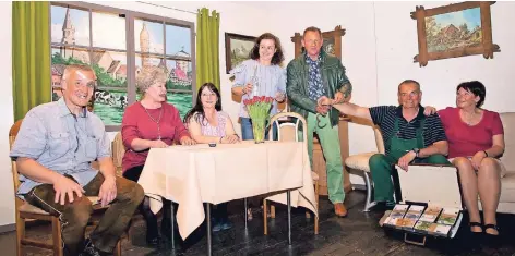  ?? FOTO: GEORG SALZBURG ?? Die Mundartthe­atergruppe der Kultur- und Heimatfreu­nde Zons begeistert­e das Publikum mit dem Schwank „Dat Jeld is em Emmer“(v.l.): Reinhard Spitzer, Anita Hoffmann, Maria Graf, Anja Wingerath, Guido Schenk, Michael Kaspers und Christa Stumps.