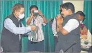  ??  ?? Assam border protection minister Atul Bora with Mizoram home minister Lalchamlia­na at the meeting in Aizawl on Thursday.