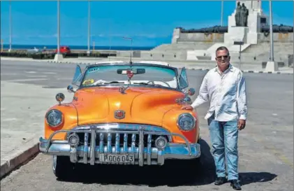  ?? / YANDER ZAMORA ?? William Hernández, con su Buick ante el monumento a las víctimas del Maine, en La Habana.